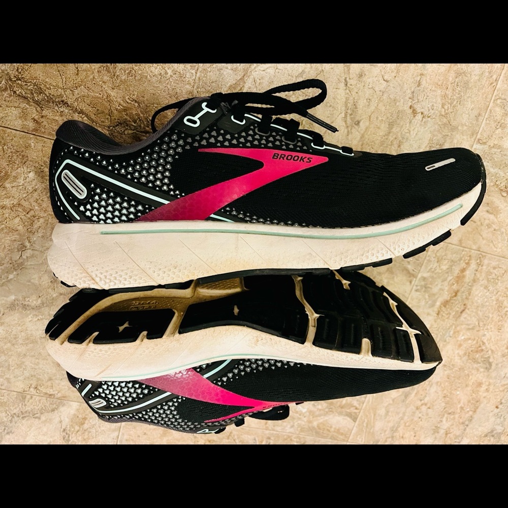 Brooks women’s Ghost 14, great condition, size 10M 👟👟👟 original box